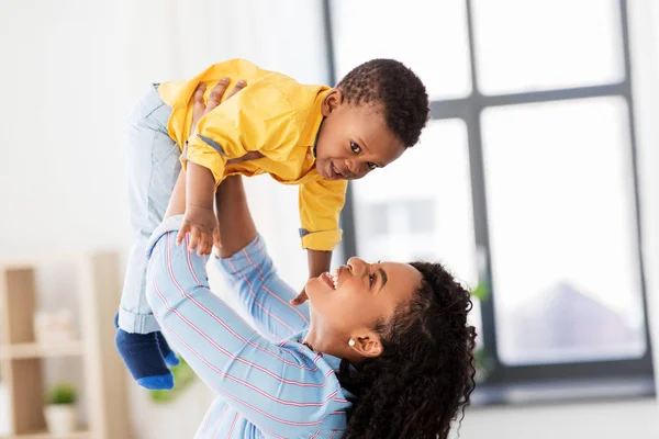 Gelukkig Afro-Amerikaanse moeder met baby thuis — Stockfoto