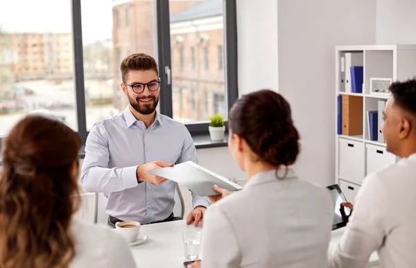 Male employee having job interview with recruiters — Stock Photo, Image