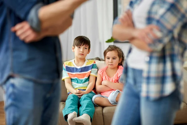 Crianças assistindo seus pais brigando em casa — Fotografia de Stock