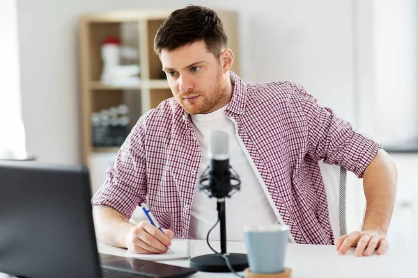 Bloguero de audio con portátil, micrófono y portátil —  Fotos de Stock