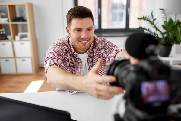 Video blogger masculino ajustando la cámara en la oficina en casa — Foto de Stock