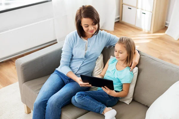 幸福的母亲和女儿与平板电脑在家里 — 图库照片