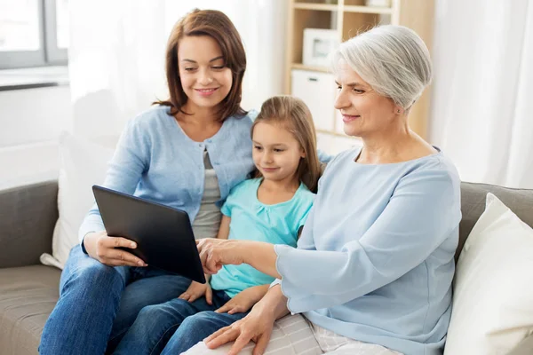 Mãe, filha e avó com tablet pc — Fotografia de Stock