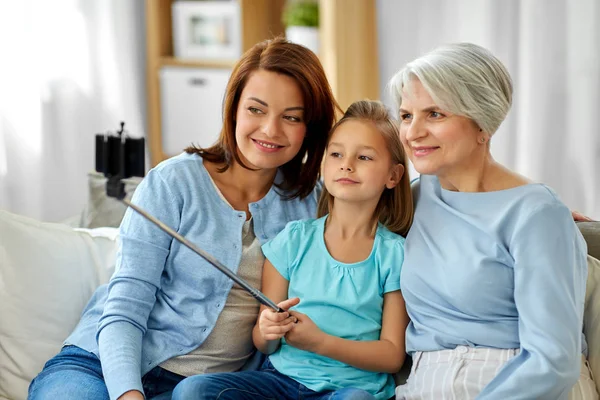 Madre, figlia e nonna si fanno selfie — Foto Stock