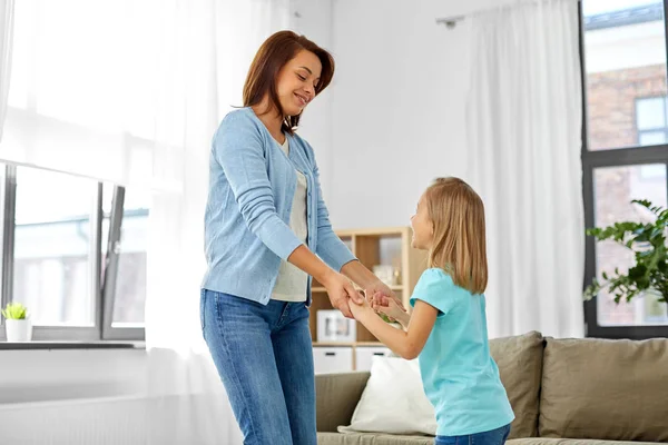 Mãe e filha se divertindo em casa — Fotografia de Stock