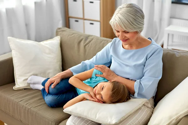 Abuela y nieta descansando en la almohada — Foto de Stock