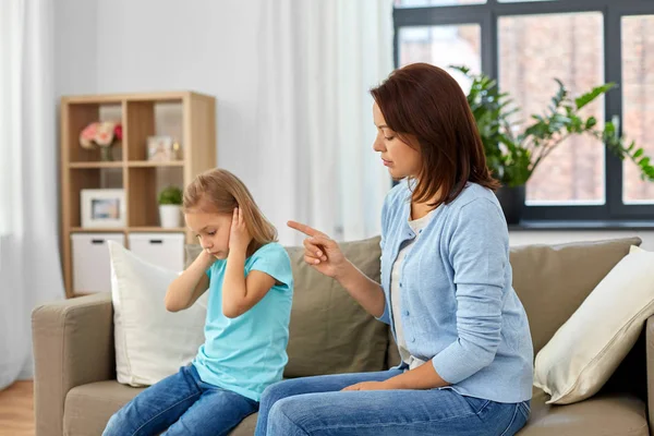 Irritada mãe repreendendo sua filha em casa — Fotografia de Stock