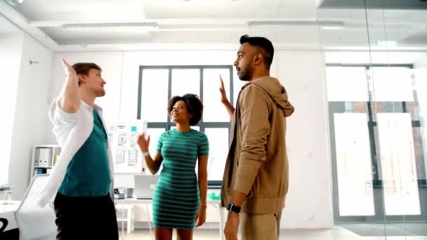 Lyckliga kreativa team att göra high five på kontor — Stockvideo