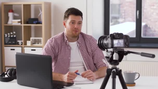Blogger laki-laki dengan kamera videoblogging di rumah — Stok Video