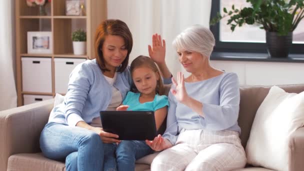 Madre, hija y abuela con tableta pc — Vídeo de stock
