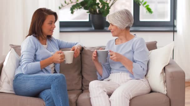 Madre e hija mayores con café hablando — Vídeos de Stock