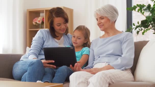 Мати, дочка і бабуся з планшетним ПК — стокове відео