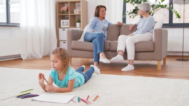 Adults talking and girl drawing at home — Stock Video