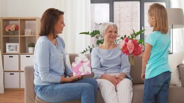 Wnuczka dając kwiaty dla babci — Wideo stockowe