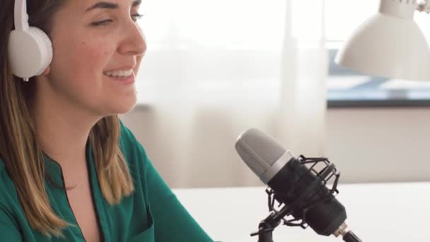 Жінка з подкастом запису мікрофона в студії — стокове відео