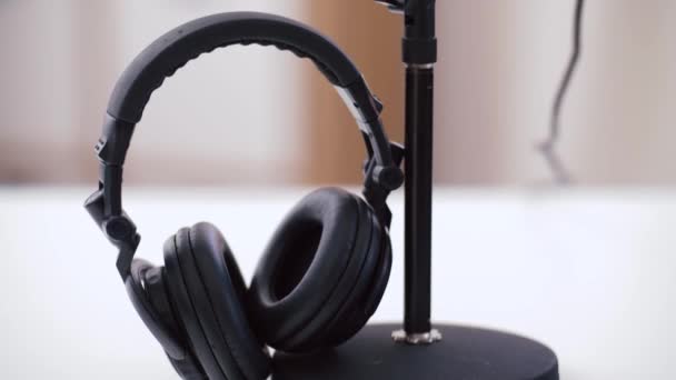 Ev ofisinde kulaklık ve mikrofon — Stok video