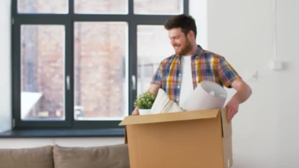 Homem feliz com caixa se movendo para nova casa — Vídeo de Stock