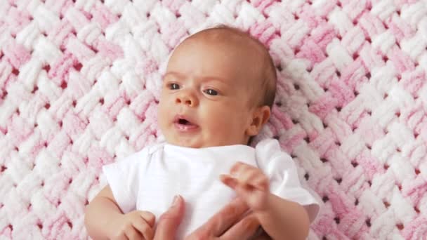 ニット豪華な毛布の上に横たわっている甘い女の赤ちゃんの女の子 — ストック動画