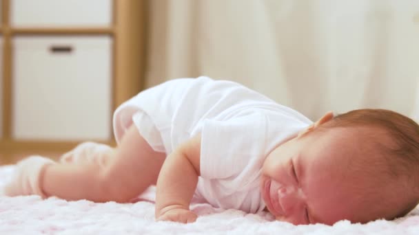 Piangendo bambina sdraiata su coperta peluche lavorato a maglia — Video Stock