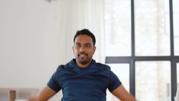 Indian man gör hoppning Jack Övning hemma — Stockvideo