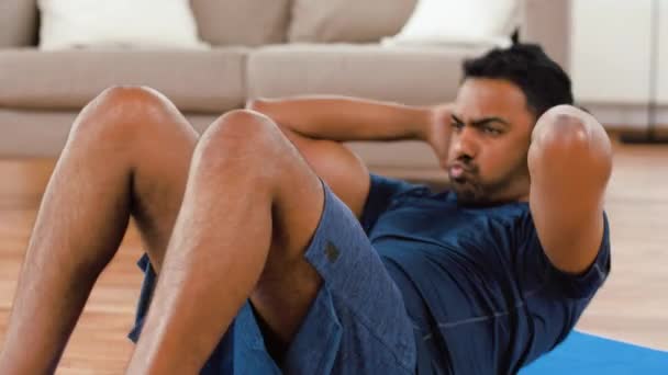 Hombre indio haciendo ejercicios abdominales en casa — Vídeo de stock