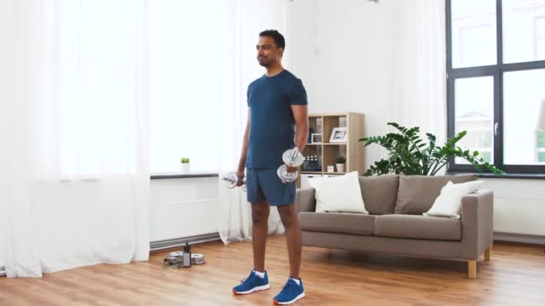 Indiana homem exercitando com halteres em casa — Vídeo de Stock