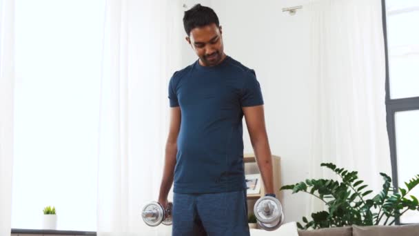Homme indien exercice avec haltères à la maison — Video
