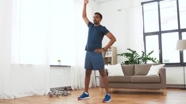 Hintli adam egzersiz ve evde eğilerek — Stok video