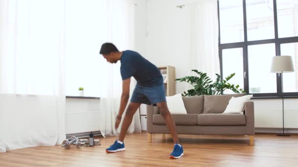 Hombre indio haciendo ejercicio e inclinándose en casa — Vídeo de stock