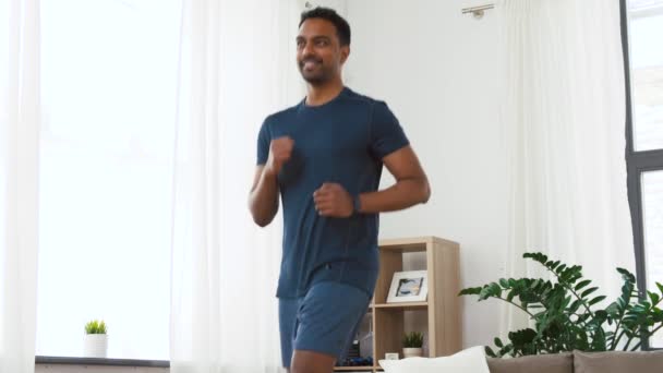 Indiana homem correndo no local em casa — Vídeo de Stock