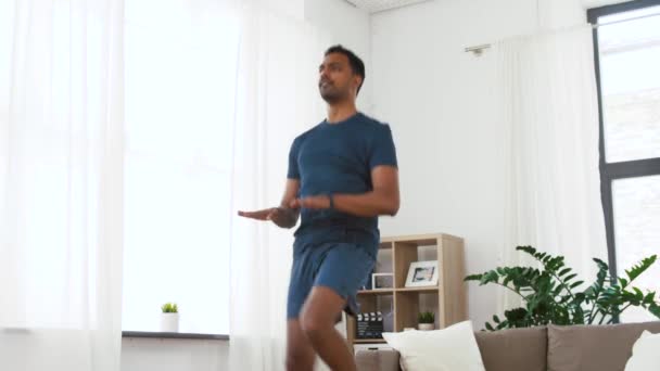 Indiase man springen op Spot thuis — Stockvideo