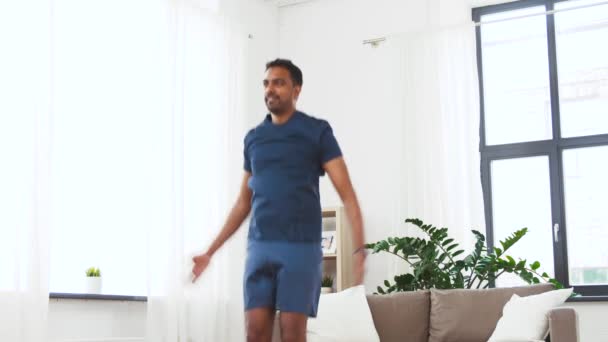 Indischer Mann macht Jumping Jack-Übung zu Hause — Stockvideo