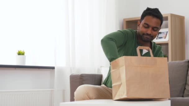 Hombre indio con café para llevar y comida en casa — Vídeos de Stock