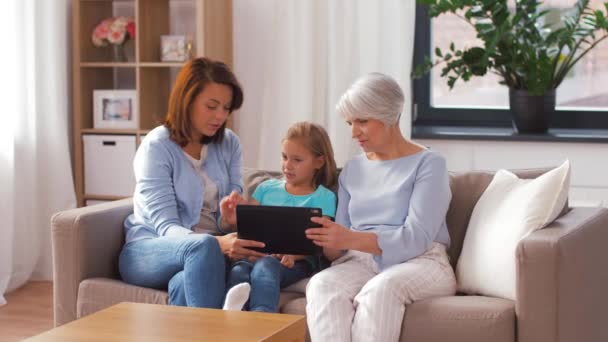 Matka, dcera a babička s tabletou ks — Stock video