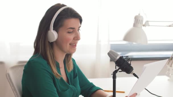 Mujer con podcast de grabación de micrófono en el estudio — Vídeos de Stock
