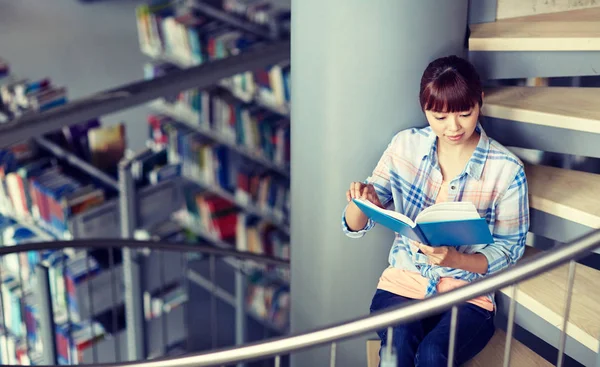 Střední školy student dívka čtení knihy v knihovně — Stock fotografie