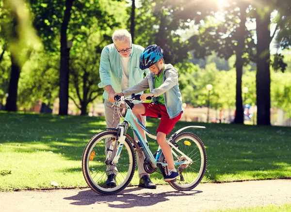 Großvater und Junge mit Fahrrad im Sommerpark — Stockfoto