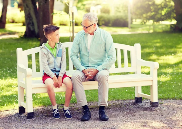 Dědeček a vnuk mluví v letním parku — Stock fotografie