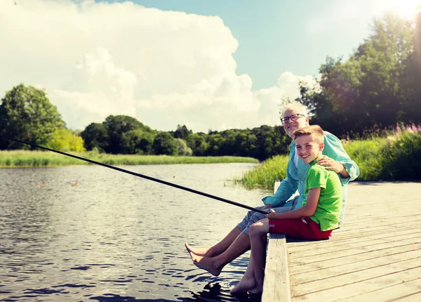 Grand-père et petit-fils pêchant sur le quai de la rivière — Photo