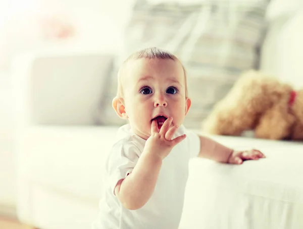 Glücklich kleiner Junge oder Mädchen zu Hause — Stockfoto