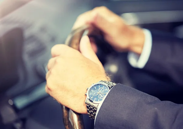 Senior obchodník ruce řídí auto — Stock fotografie