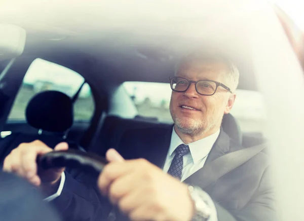 Glad senior affärsman kör bil — Stockfoto