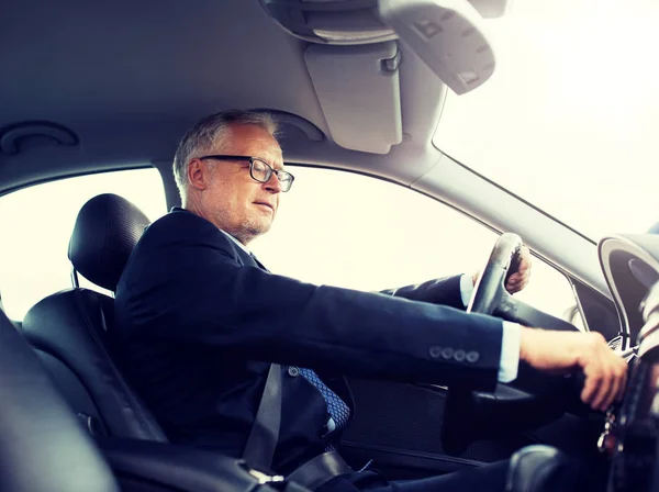 Feliz hombre de negocios sénior arrancar el coche y conducir —  Fotos de Stock