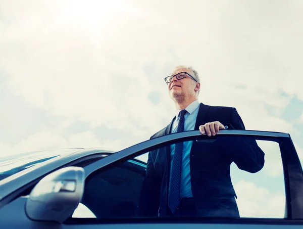 Empresário sênior entrar no carro — Fotografia de Stock