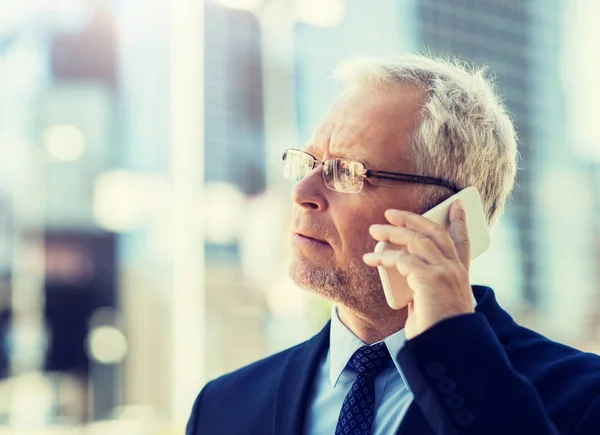 Hombre de negocios senior que llama en el teléfono inteligente en la ciudad — Foto de Stock