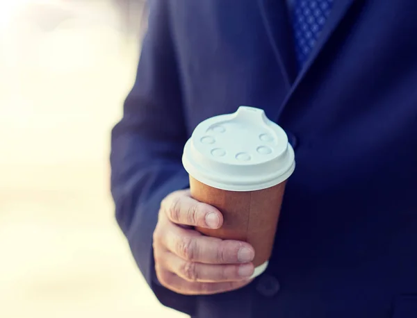 Hombre de negocios senior con taza de café al aire libre — Foto de Stock