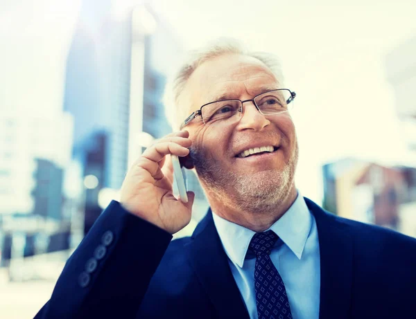 Usmívající se staré podnikatel volání na smartphone — Stock fotografie