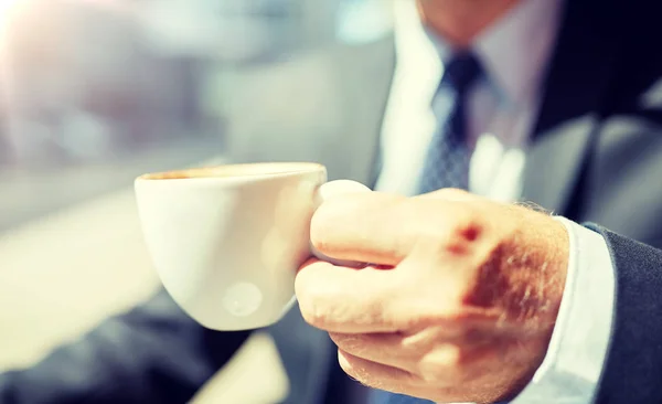 Senior affärsman hand med kaffekoppen utomhus — Stockfoto