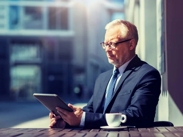 Senior businessman with tablet pc drinking coffee — Stock Photo, Image