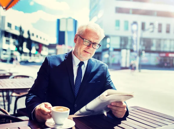 Senior affärsman med tidningen dricka kaffe — Stockfoto